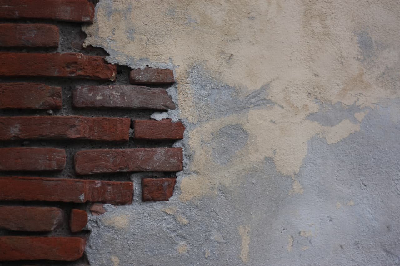 Masonry wall surface with fresh coating